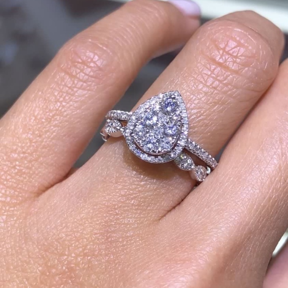 Pear shaped diamond engagement ring and wedding band